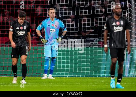 AMSTERDAM, NIEDERLANDE - 26. SEPTEMBER: Besiktas-Torhüter Mert Gunok sieht enttäuscht aus, nachdem er sein zweites Tor beim Spiel der UEFA Europa League 2024/25 League Phase MD1 zwischen AFC Ajax und Besiktas JK am 26. September 2024 in der Johan Cruijff Arena in Amsterdam, Niederlande, erzielte. (Foto: Rene Nijhuis) Stockfoto