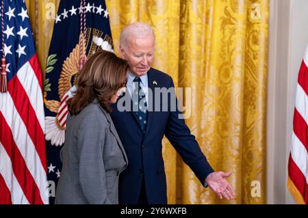 Washington, USA. September 2024. US-Präsident Joe Biden gibt am Donnerstag, den 26. September, im East Room des Weißen Hauses in Washington, DC, USA, eine Geste an US-Vizepräsidentin Kamala Harris. 2024. die Biden-Regierung kündigt neue Maßnahmen an, um aktive Schützen in Schulen sowie Maschinengewehrgeräte anzugehen. Fotograf: Al Drago/Pool/SIPA USA Credit: SIPA USA/Alamy Live News Stockfoto