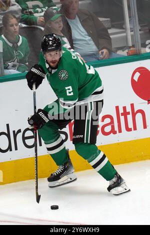 Dallas, Texas, USA. September 2024. Brendan Smith #2 der Dallas Stars läuft im American Airlines Center auf Eis und kontrolliert den Puck während des NHL-Vorsaisonspiels zwischen den Dallas Stars und den Minnesota Wild. Die Dallas Stars besiegen Minnesota Wild mit 5:2. Am 25. September 2024 in Dallas, Texas, USA. (Kreditbild: © Javier Vicencio/eyepix via ZUMA Press Wire) NUR REDAKTIONELLE VERWENDUNG! Nicht für kommerzielle ZWECKE! Stockfoto