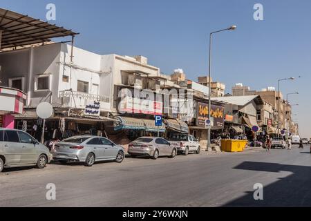 RIAD, SAUDI-ARABIEN - 30. NOVEMBER 2021: Straße im Zentrum von Riad, Saudi-Arabien Stockfoto