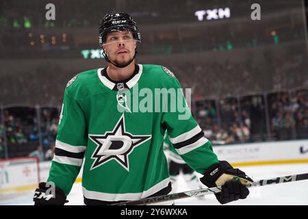 Dallas, Texas, USA. September 2024. Miro Heiskanen #4 der Dallas Stars reagiert während des NHL-Vorsaisonspiels zwischen den Dallas Stars und den Minnesota Wild im American Airlines Center. Die Dallas Stars besiegen Minnesota Wild mit 5:2. Am 25. September 2024 in Dallas, Texas, USA. (Kreditbild: © Javier Vicencio/eyepix via ZUMA Press Wire) NUR REDAKTIONELLE VERWENDUNG! Nicht für kommerzielle ZWECKE! Stockfoto