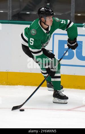 Dallas, Texas, USA. September 2024. Nils Lundkvist #5 der Dallas Stars läuft im American Airlines Center auf Eis und kontrolliert den Puck während des NHL-Vorsaisonspiels zwischen den Dallas Stars und den Minnesota Wild. Die Dallas Stars besiegen Minnesota Wild mit 5:2. Am 25. September 2024 in Dallas, Texas, USA. (Kreditbild: © Javier Vicencio/eyepix via ZUMA Press Wire) NUR REDAKTIONELLE VERWENDUNG! Nicht für kommerzielle ZWECKE! Stockfoto