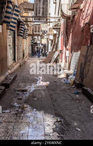 RIAD, SAUDI-ARABIEN - 30. NOVEMBER 2021: Enge Gasse im Stadtteil Almarqab in Riad, Saudi-Arabien Stockfoto