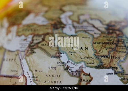 Karte von Iran. Länder Des Nahen Ostens. Details aus dem Welttatlas. Selektiver Fokus. Stockfoto
