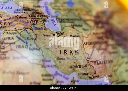 Karte von Iran. Länder Des Nahen Ostens. Details aus dem Welttatlas. Selektiver Fokus. Stockfoto