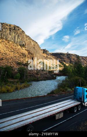 Der Tieton River Canyon ist auf beiden Seiten des Highway 12 mit Andesit- und Basaltsäulen gesäumt, die sich über 20 km erstrecken. Zentrum Von Washington. USA Stockfoto