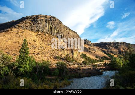 Der Tieton River Canyon ist auf beiden Seiten des Highway 12 mit Andesit- und Basaltsäulen gesäumt, die sich über 20 km erstrecken. Zentrum Von Washington. USA Stockfoto