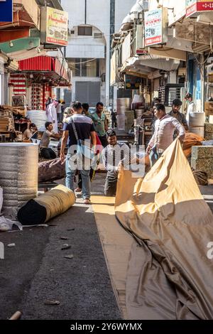 RIAD, SAUDI-ARABIEN - 1. DEZEMBER 2021: Gasse auf einem Markt im Stadtteil Almarqab in Riad, Saudi-Arabien Stockfoto