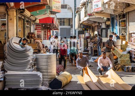 RIAD, SAUDI-ARABIEN - 1. DEZEMBER 2021: Gasse auf einem Markt im Stadtteil Almarqab in Riad, Saudi-Arabien Stockfoto