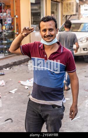 RIAD, SAUDI-ARABIEN - 1. DEZEMBER 2021: Mann auf einem Markt in Almarqab, Nachbarschaft Riad, Saudi-Arabien Stockfoto