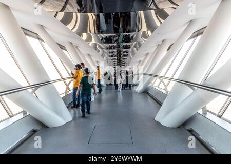 RIAD, SAUDI-ARABIEN - 1. DEZEMBER 2021: Innere der Kingdom Centre Sky Bridge in Riad, Saudi-Arabien Stockfoto