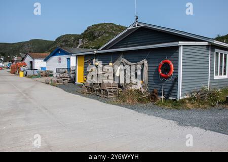 Fischernetze und Hummerfallen, die auf dem Dock in Petty Harbour–Maddox Cove, Neufundland & Labrador, Kanada, gelagert werden Stockfoto