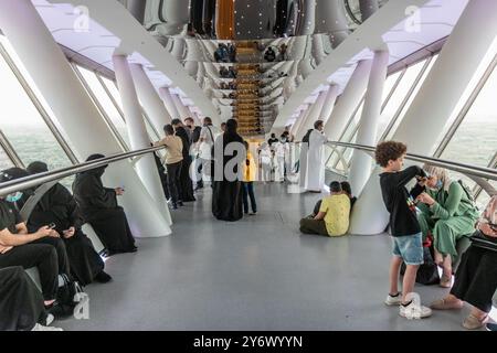 RIAD, SAUDI-ARABIEN - 1. DEZEMBER 2021: Innere der Kingdom Centre Sky Bridge in Riad, Saudi-Arabien Stockfoto