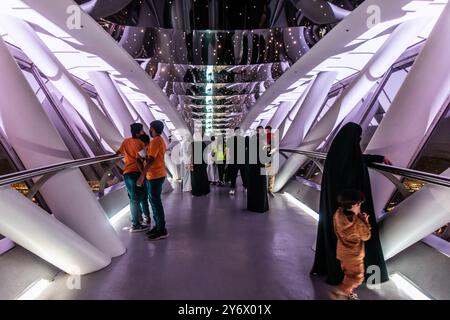 RIAD, SAUDI-ARABIEN - 1. DEZEMBER 2021: Innere der Kingdom Centre Sky Bridge in Riad, Saudi-Arabien Stockfoto