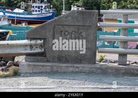 1986 auf dem Betonpfosten auf der Brücke in Petty Harbour–Maddox Cove, Neufundland & Labrador, Kanada Stockfoto