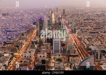 Abendliche Luftaufnahme von Riad, der Hauptstadt von Saudi-Arabien Stockfoto