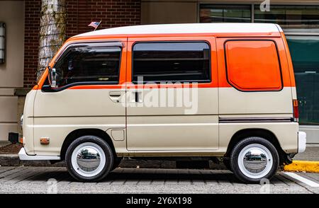 Seattle, USA - 22. Juli 2024: Volkswagen Transporter T2 Microbus-Fahrzeug, Seitenansicht. Vintage Volkswagen Transporter auf der Straße. Retro-Microbus von Stockfoto