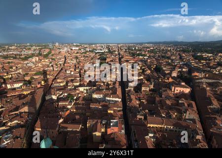 Bologna: Panoramablick auf die Altstadt von oben auf dem Asinelli-Turm. Italien. Stockfoto