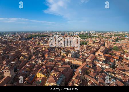 Bologna: Panoramablick auf die Altstadt von oben auf dem Asinelli-Turm. Italien. Stockfoto