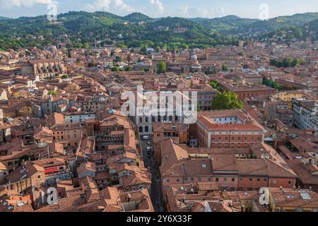 Bologna: Panoramablick auf die Altstadt von oben auf dem Asinelli-Turm. Italien. Stockfoto