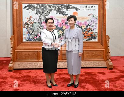 Peking, China. September 2024. Der chinesische Staatsrat Shen Yiqin, auch Präsident der gesamtchinesischen Frauenföderation, trifft sich am 26. September 2024 in Peking, der Hauptstadt Chinas, mit Tanzila Narbayeva, der Senatsvorsitzenden Usbekistans. Quelle: Yin Bogu/Xinhua/Alamy Live News Stockfoto