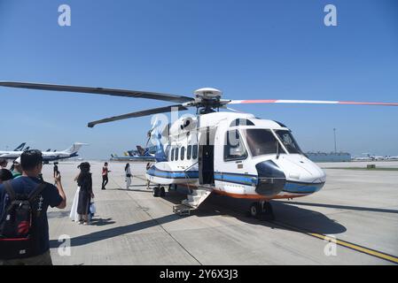 (240927) -- GUANGZHOU, 27. September 2024 (Xinhua) -- Ein Hubschrauber wartet auf die Abfahrt am Guangzhou Baiyun International Airport in Guangzhou, südchinesischer Provinz Guangdong, 26. September 2024. Am Donnerstag wurde eine Flugstrecke gestartet, die Guangzhou, die Hauptstadt der südchinesischen Provinz Guangdong, mit der Sonderverwaltungsregion Hongkong (SAR) verbindet. Der erste Flug der Strecke wurde von China Southern Airlines General Aviation Co., Ltd. Durchgeführt und nutzte einen Sikorsky S-92 Hubschrauber, der 19 Passagiere und zwei Besatzungsmitglieder aufnehmen kann. UM MIT "neue Höhenflugstrecke in CH Stockfoto