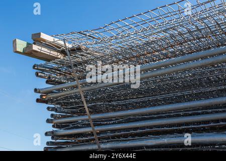 Gestapelte Sicherheitszäune aus verzinktem Stahl und Maschendraht. Stockfoto