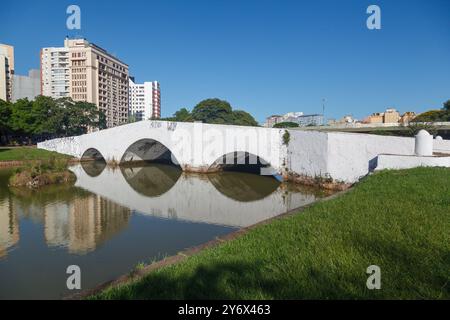 Die Steinbrücke bei Largo dos Acorianos, Porto Alegre, Rio Grande do Sul, Brasilien Stockfoto