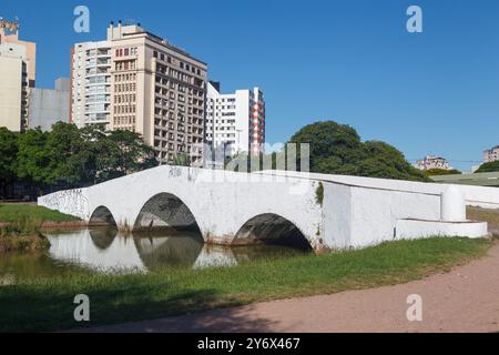 Die Steinbrücke bei Largo dos Acorianos, Porto Alegre, Rio Grande do Sul, Brasilien Stockfoto