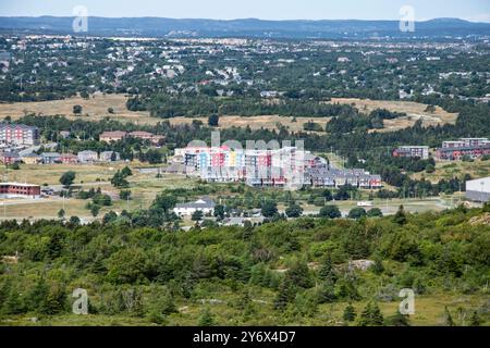 Blick auf die farbenfrohen Jellybean Row Wohnungen von Signal Hill National Historic Site in St. John's, Neufundland & Labrador, Kanada Stockfoto