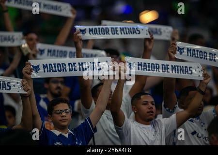 Belo Horizonte, Brasilien. September 2024. MG - BELO HORIZONTE - 09/26/2024 - SÜDAMERIKA-CUP 2024, CRUZEIRO x LIBERTAD - CRUZEIRO Fans während des Spiels gegen Libertad im Mineirao Stadion für die Südamerika-Cup-Meisterschaft 2024. Foto: Fernando Moreno/AGIF Credit: AGIF/Alamy Live News Stockfoto