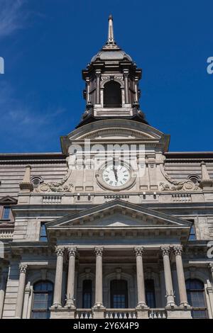 Fassade des Rathauses von Montreal mit kunstvollen architektonischen Details und Zifferblatt mit römischen Ziffern, Old Montreal, Quebec, Kanada. Stockfoto