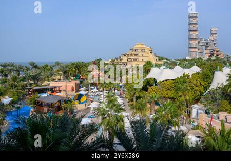 DUBAI, VEREINIGTE ARABISCHE EMIRATE - 27. JANUAR 2024. Der Wasserpark und der Strand zwischen Palmen am Ufer des Persischen Golfs Stockfoto