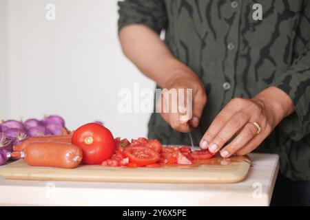 Ein aufregender kulinarischer Moment beim Schneiden von frischem und farbenfrohem Gemüse in der Küche zum Kochen Stockfoto