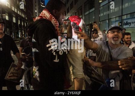 September 2024, New York City, New York, USA S: Pro israelische gegen pro palästinensische Demonstranten am Pershing Square in der Grand Central Station in New York City. (Kreditbild: © Billy Tompkins/ZUMA Press Wire) NUR REDAKTIONELLE VERWENDUNG! Nicht für kommerzielle ZWECKE! Stockfoto