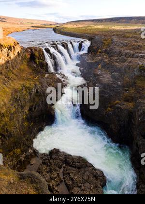 Der Kolufoss-Wasserfall im Kolugljufur-Kanon in Nord-Island. Stockfoto