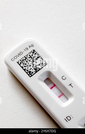WA26114-02..... WASHINGTON - COVID-19-Antigen-Home-Test. Positives Ergebnis. Stockfoto