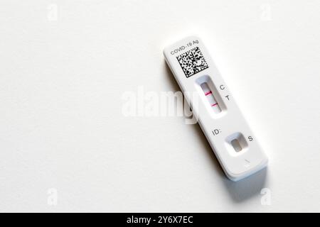 WA26117-02..... WASHINGTON - COVID-19-Antigen-Home-Test. Positiver Test. Stockfoto