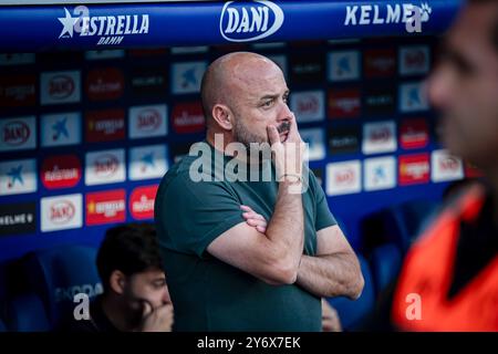 Barcelona, Spanien. September 2024. Cheftrainer Manolo Gonzalez (RCD Espanyol) sieht sich bei einem La Liga EA Sports Spiel zwischen RCD Espanyol und Villarreal CF im Stage Front Stadium an. RCD Espanyol 1:2 Villarreal CF Credit: SOPA Images Limited/Alamy Live News Stockfoto