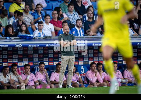 Barcelona, Spanien. September 2024. Cheftrainer Manolo Gonzalez (RCD Espanyol) sieht sich bei einem La Liga EA Sports Spiel zwischen RCD Espanyol und Villarreal CF im Stage Front Stadium an. RCD Espanyol 1:2 Villarreal CF Credit: SOPA Images Limited/Alamy Live News Stockfoto