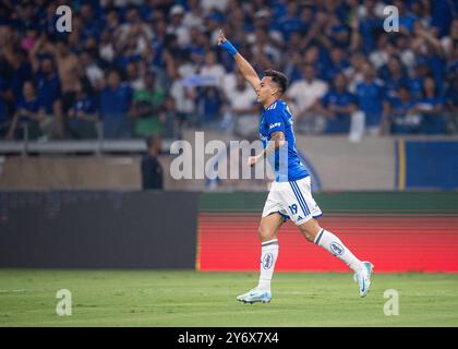 Belo Horizonte, Brasilien. September 2024. Kaio Jorge von Cruzeiro feiert, nachdem er das erste Tor seiner Mannschaft im Viertelfinale des zweiten Legs zwischen dem brasilianischen Cruzeiro und dem Paraguay Libertad der Copa Sudamericana 2024 im Mineirao Stadium in Belo Horizonte, Brasilien, am 26. September 2024 erzielte. Foto: Gledston Tavares/DiaEsportivo/Alamy Live News Credit: DiaEsportivo/Alamy Live News Stockfoto