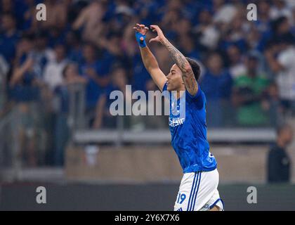 Belo Horizonte, Brasilien. September 2024. Kaio Jorge von Cruzeiro feiert, nachdem er das erste Tor seiner Mannschaft im Viertelfinale des zweiten Legs zwischen dem brasilianischen Cruzeiro und dem Paraguay Libertad der Copa Sudamericana 2024 im Mineirao Stadium in Belo Horizonte, Brasilien, am 26. September 2024 erzielte. Foto: Gledston Tavares/DiaEsportivo/Alamy Live News Credit: DiaEsportivo/Alamy Live News Stockfoto