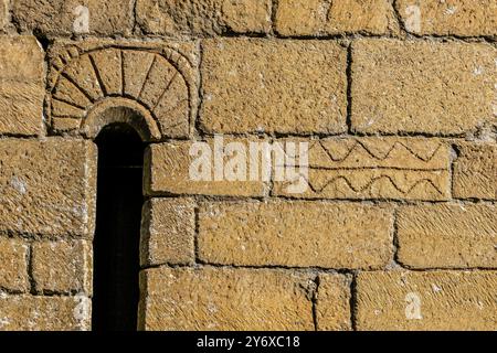 Reliefs in der Mauer, Kirche Sant Felix de Vilac, Vilac, Gemeinde Vielha e Mijaran, Valle de Aran, cordillera de los Pirineos, Spanien, europa. Stockfoto