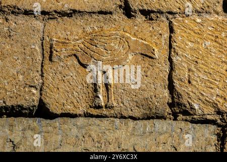 Reliefs in der Mauer, Kirche Sant Felix de Vilac, Vilac, Gemeinde Vielha e Mijaran, Valle de Aran, cordillera de los Pirineos, Spanien, europa. Stockfoto