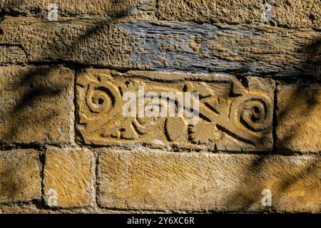 Reliefs in der Mauer, Kirche Sant Felix de Vilac, Vilac, Gemeinde Vielha e Mijaran, Valle de Aran, cordillera de los Pirineos, Spanien, europa. Stockfoto