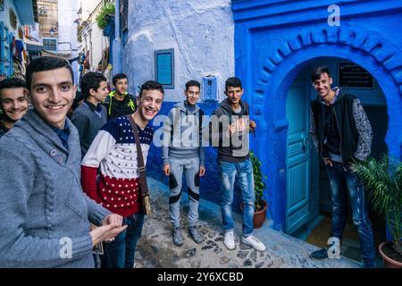 Tetouan Studenten besuchen die Medina, Chefchaouen, -Chauen-, Marokko, Nordafrika, afrikanischer Kontinent. Stockfoto