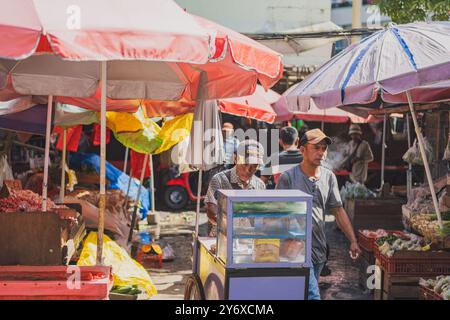 Balikpapan, Indonesien - 26. Juni 2024. Der alte Eisverkäufer verkauft an einem sonnigen Tag Eisbrot und Eiskegel. Stockfoto