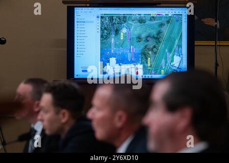 Washington, Usa. September 2024. Eine Karte des Geländes wird den Zeugen beim ersten Treffen der Task Force über den versuchten Mord an Donald Trump im Longworth House Bürogebäude in Washington, DC, USA am Donnerstag, den 26. September 2024 gezeigt. Foto: Annabelle Gordon/CNP/ABACAPRESS. COM Credit: Abaca Press/Alamy Live News Stockfoto