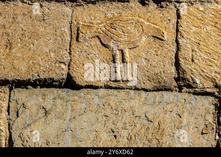 Reliefs in der Mauer, Kirche Sant Felix de Vilac, Vilac, Gemeinde Vielha e Mijaran, Valle de Aran, cordillera de los Pirineos, Spanien, europa. Stockfoto