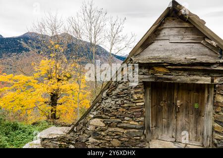 Typische Hütten, Bausen, Aran-Tal, Pyrenäen-Gebirge, Spanien, europa. Stockfoto